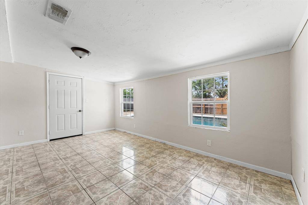 Sunroom/ 4th bedroom