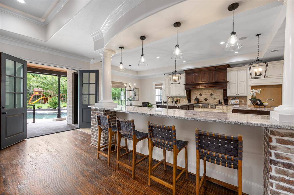 Need a kitchen that can impress and host a party...look no further!