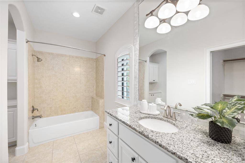 Full bathroom attached to the 4th Bedroom.
