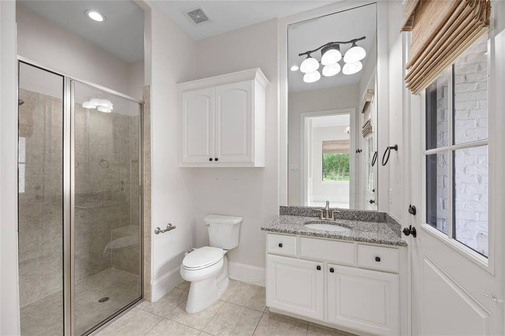 Full Bathroom and walk in closet is also a great feature to the Casita
