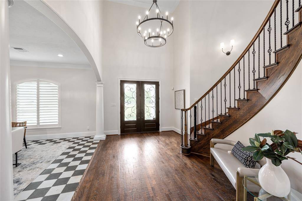 This home offers a spacious yet intimate layout! Featuring elegant finishes, creating an inviting atmosphere perfect for both entertaining and everyday living