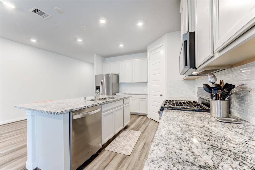 A lot of counter and cabinet space which allows an easy flow for the cook o the family.