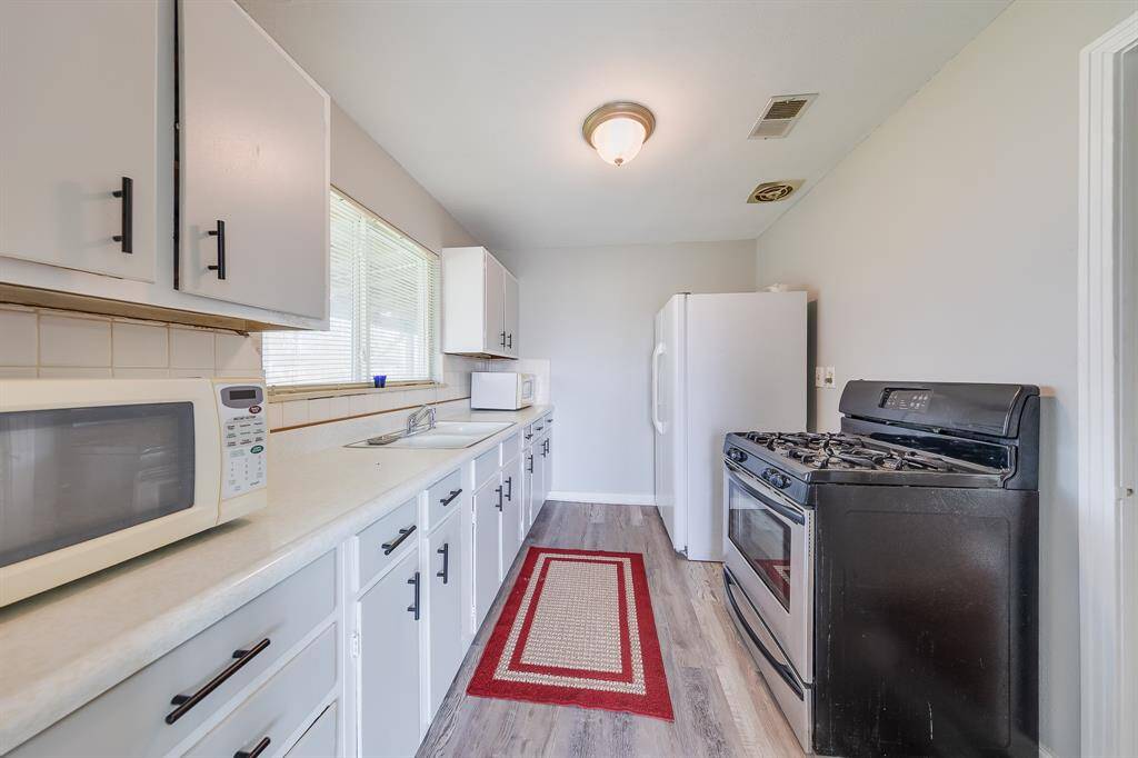 Gas stove! And a good number of drawers and cabinets with freshly updated floors makes this adorable kitchen spark