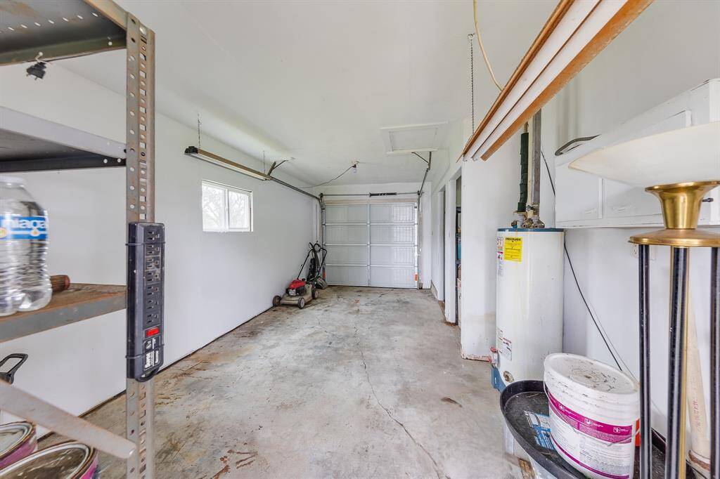 Attached CAR GARAGE!