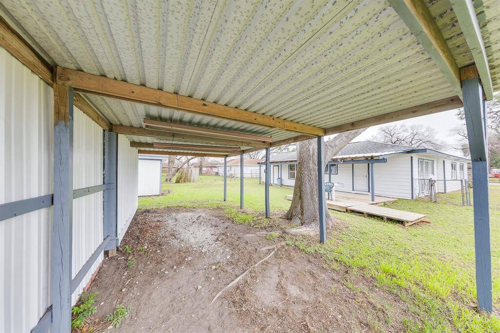Uao! View to the house from the BACK DETACHED GARAGE!!