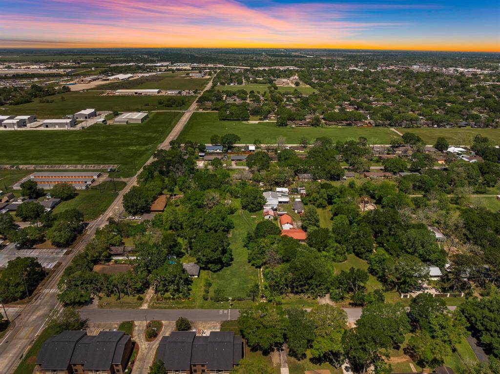 Situated in Fort Bend South/Richmond, this oversized lot in Montrose Acres presents a unique opportunity for builders and investors alike. With an expansive layout and no HOA restrictions, it offers flexibility for custom projects or new construction. Nestled among mature trees and quiet streets, the property blends accessibility with potential. Just minutes from I-59 and I-69 for an easy commute across the metro.