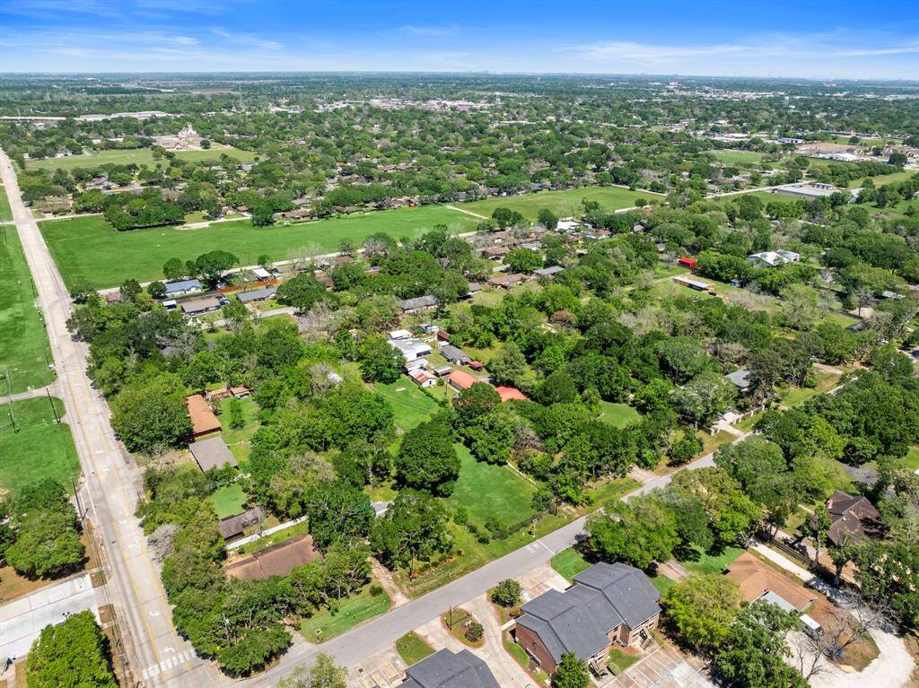 Montrose Acres offers an established setting with large parcels, surrounding residential developments, and accessible infrastructure ideal for long-term growth.