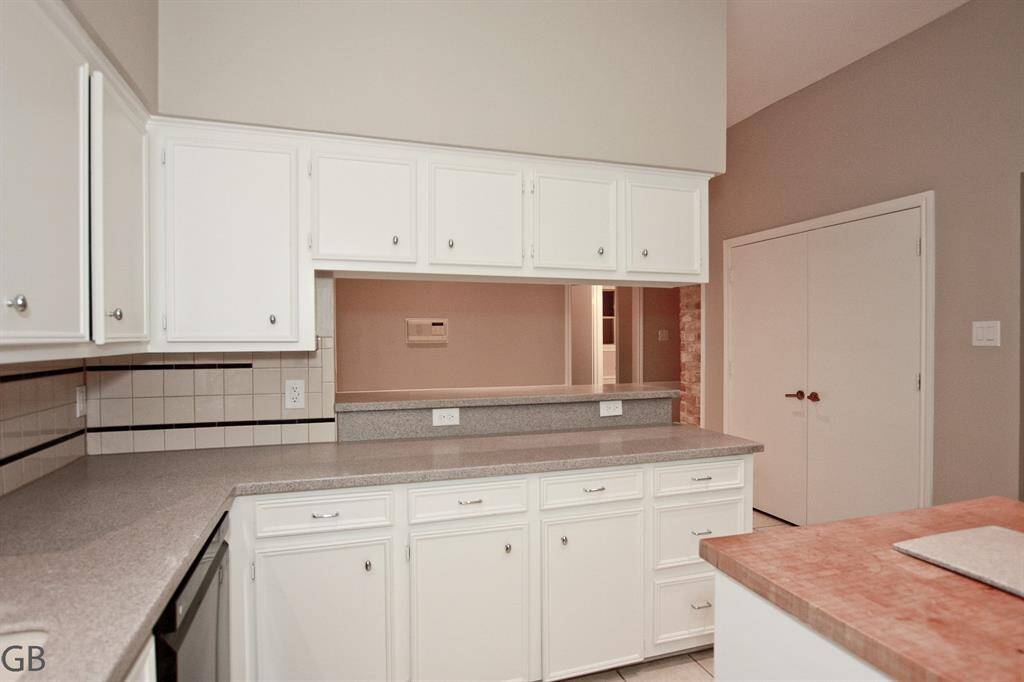 Doble ovens wit mic, wet bar to left.  Could be butler's pantry as well!