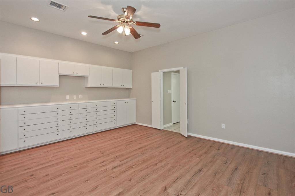 alas, the wet bar from kitchen entry!