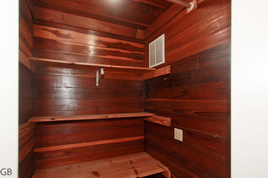 Cedar Closet off Bed 5/quarters