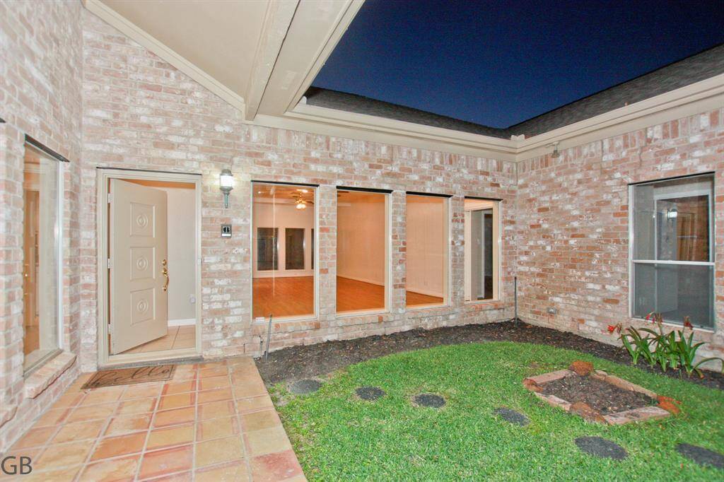 Dining room, with vaulted ceiling, view of courtyard.