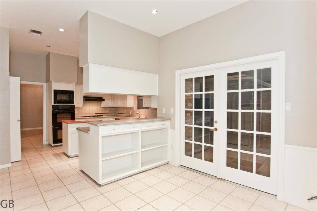 Living room, view of the entertainment side