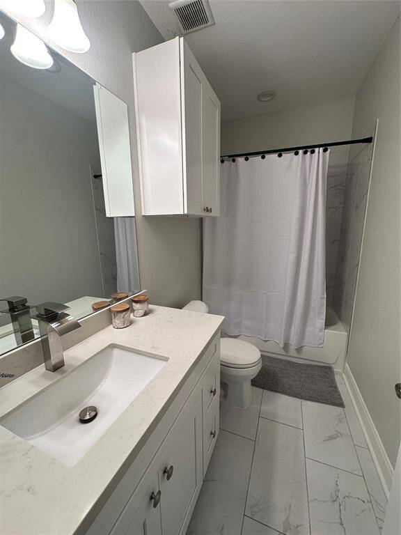CUTE 2ND BATH WITH SHOWER/TUB COMBO