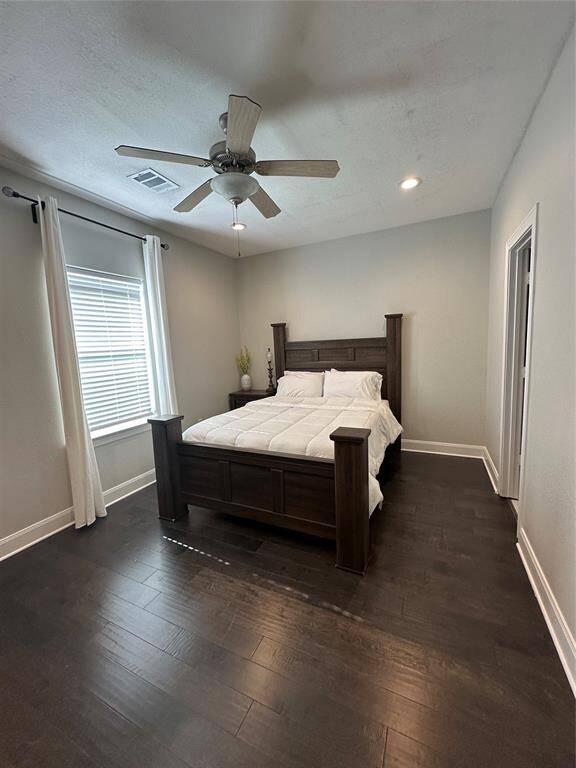 CUTE PRIMARY BEDROOM!