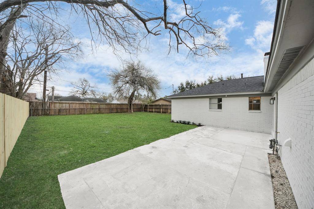 Extended outdoor patio/deck for entertaining! Imagine all the possibilities here.
