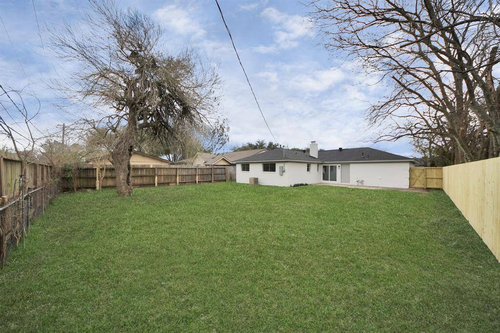 Invest in this home + land! Don't miss out on this true gem.