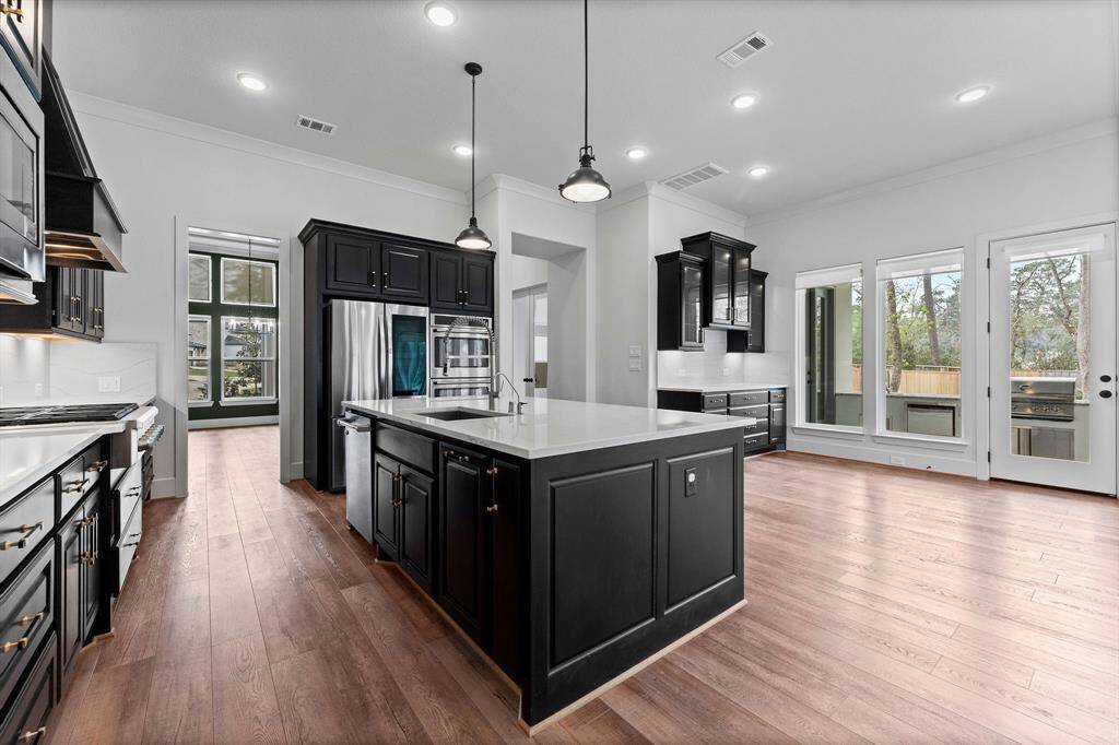 Designed to meet the highest culinary standards, this kitchen is thoughtfully equipped with premium features that elevate both style and functionality. Meticulous chefs will appreciate the built-in trash and recycling drawer, maintenance-free groutless quartz backsplash, and soft-close Kentwood cabinetry. A deep single-bowl sink with a reverse osmosis filtration system and water softener ensures both convenience and purity, while spacious storage drawers effortlessly accommodate pots, pans, and essentials.