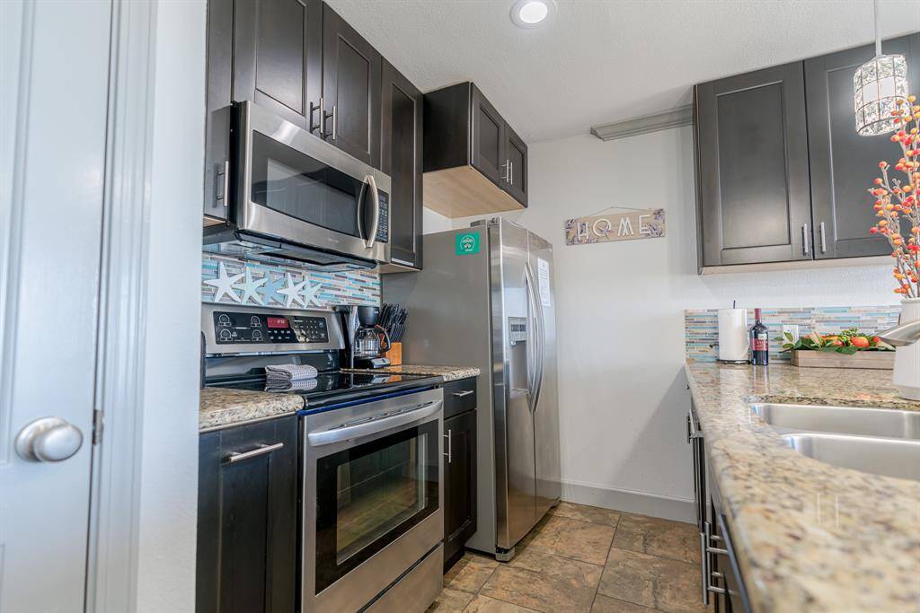 Full size stainless appliances!