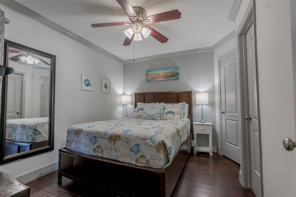 Queen bed with ensuite bath