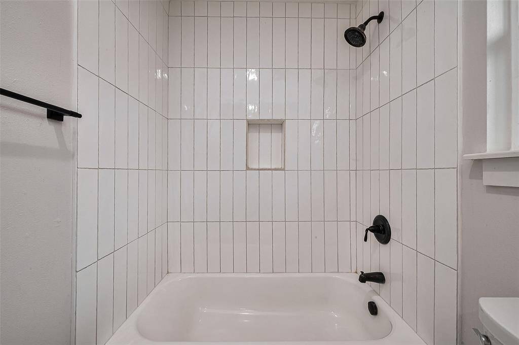 Guest bath featuring a tub/shower combo, perfect for relaxation and convenience.