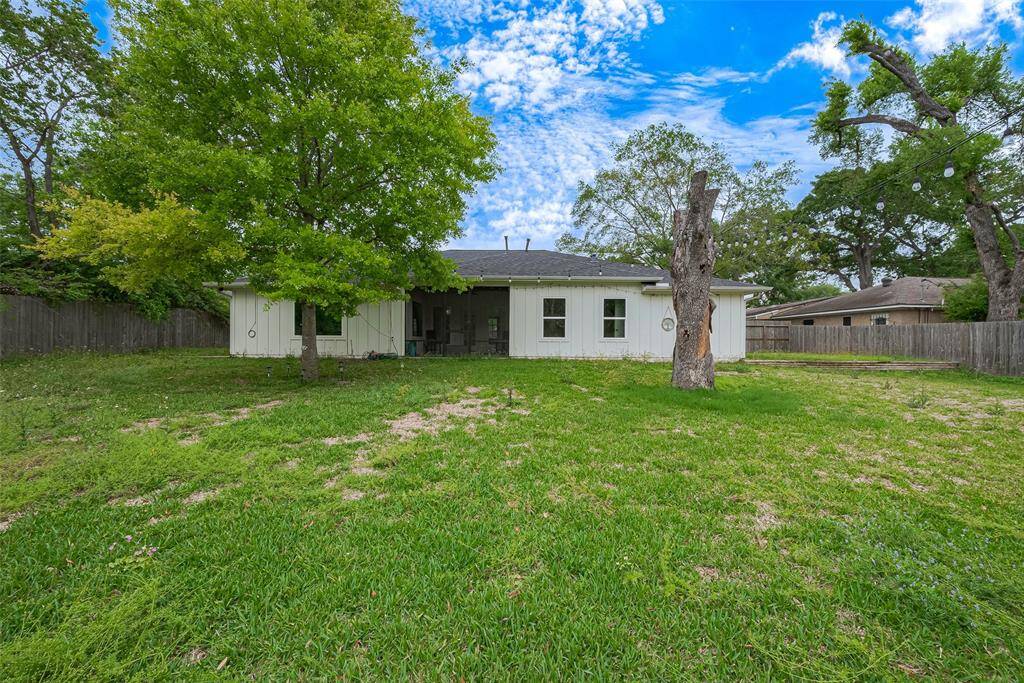 Spacious backyard offering plenty of room for outdoor activities
