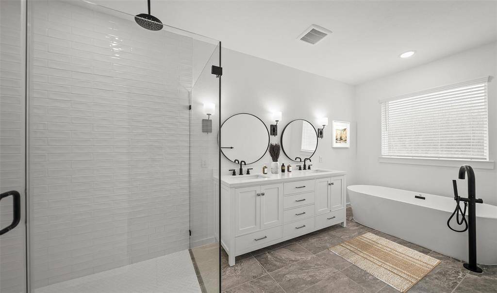 Luxurious primary bath