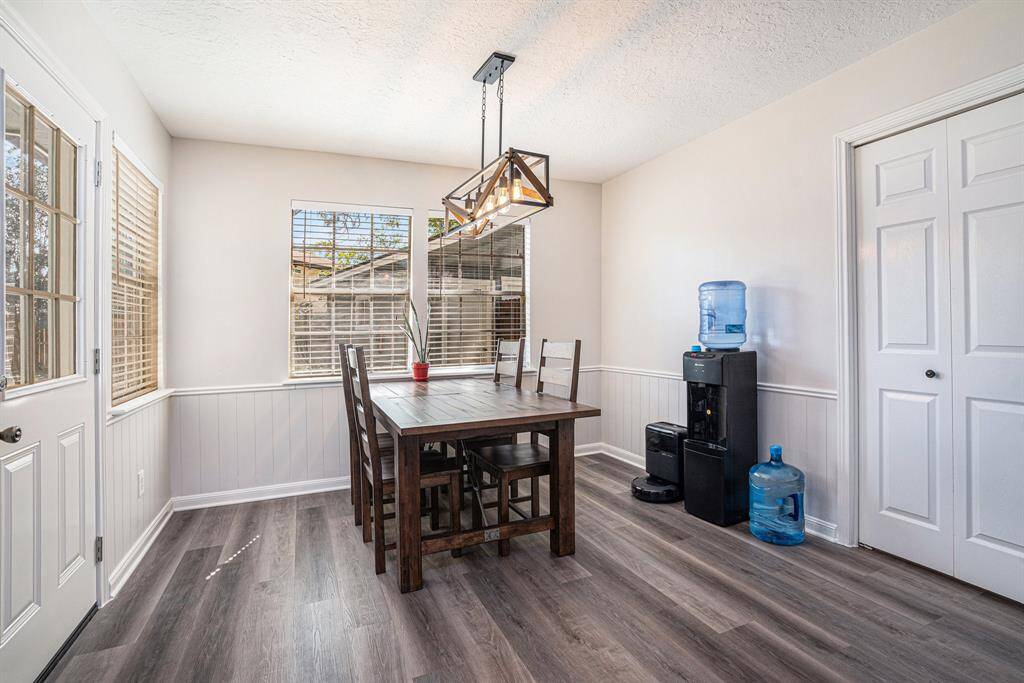 Cozy breakfast area overlooking pool and backyard
