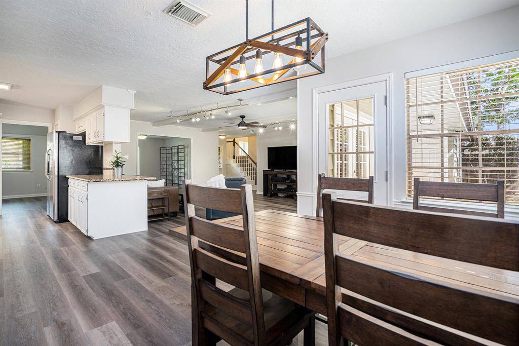 Breakfast area opens to kitchen & family room