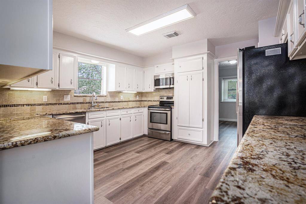 Lots a cabinetry!