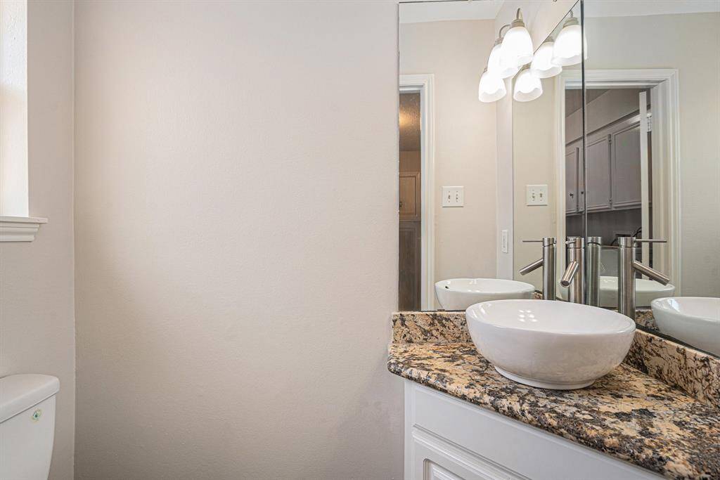 Downstairs half bath w/granite counters