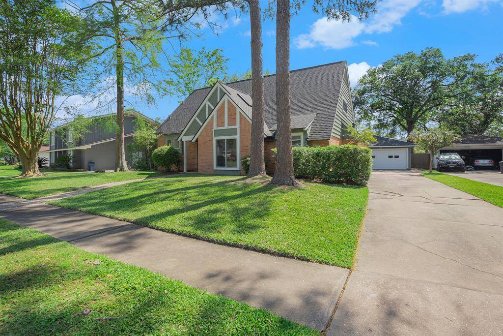 Lots of room for multiple cars in driveway