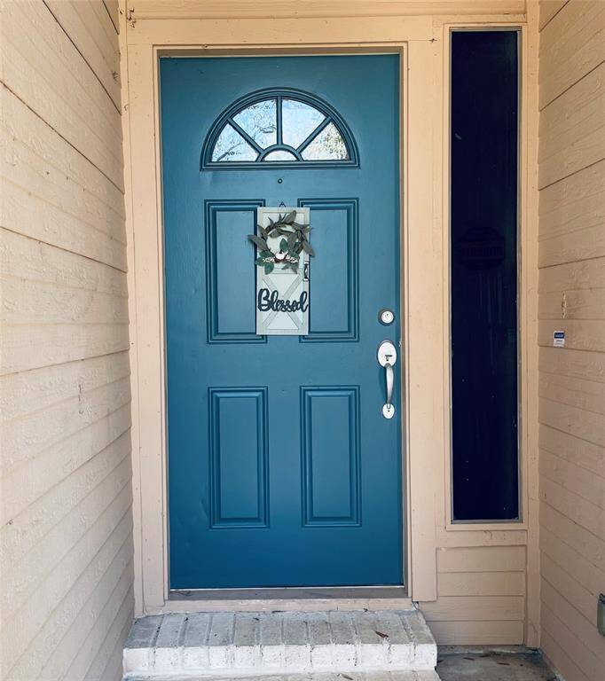 Welcome to 1020 Sugardale in Sugar Land, TX. This home is located in the Sugar Mill section.