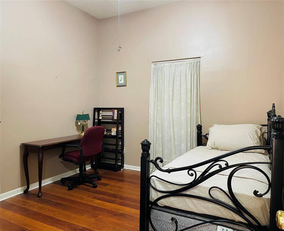 A better view of the bedroom.