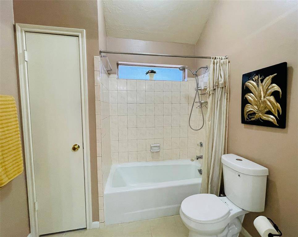 Adjoining bathroom for bedrooms 2 and 3.