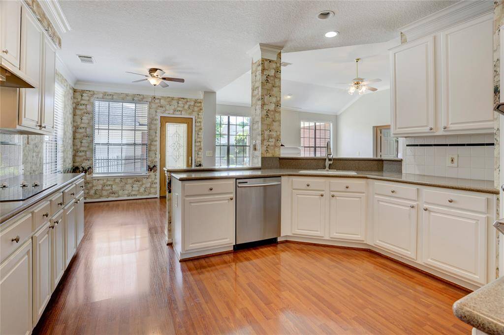 This kitchen is so spacious with plenty of cabinet and counter space for all your cooking and entertaining needs!
