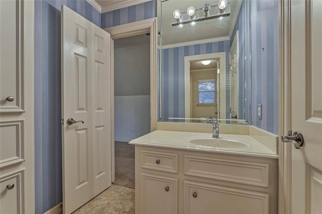 Jack-n-Jill bath for both secondary bedrooms.