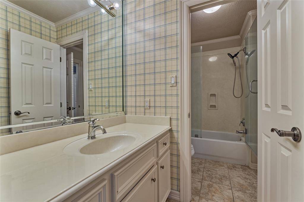Other side of the Jack-n-Jill bath