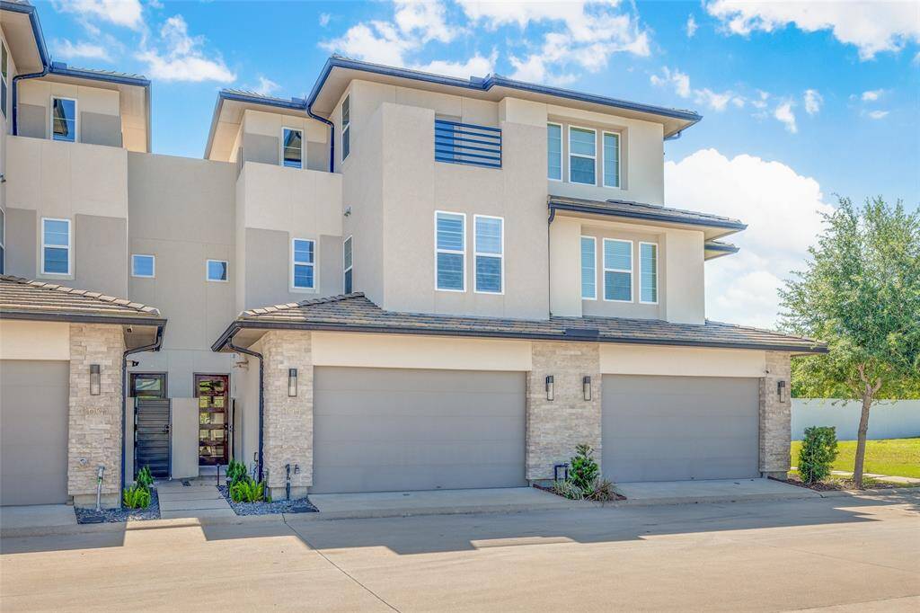 Welcome to 11611 Royal Ivory Crossing!
