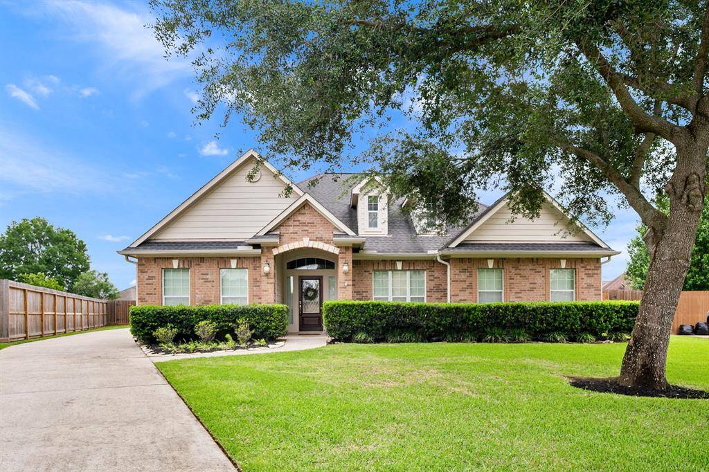 Welcome to beautiful 1306 Carnation on the cul-de-sac of this secluded neighborhood right in the heart of Katy!