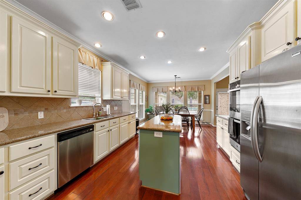 Another view of the kitchen.