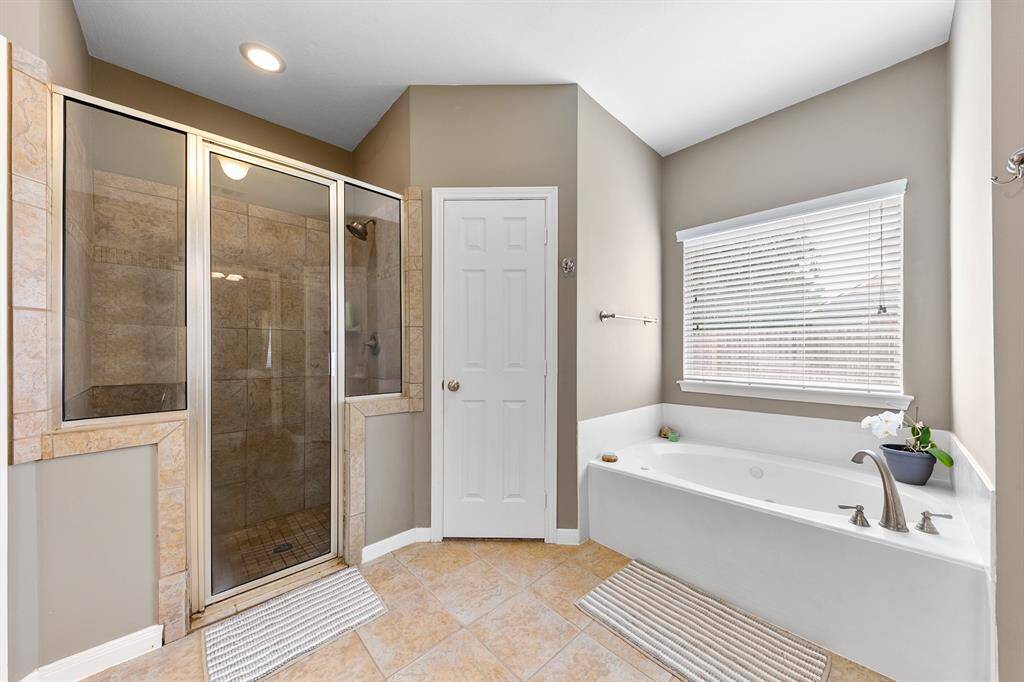Soak away the stress of the day in this bubbly jetted tub.