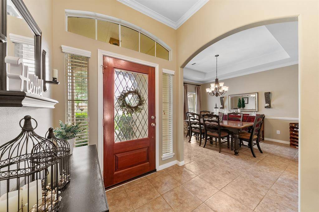 Gorgeous beveled glass door leads into the entry.