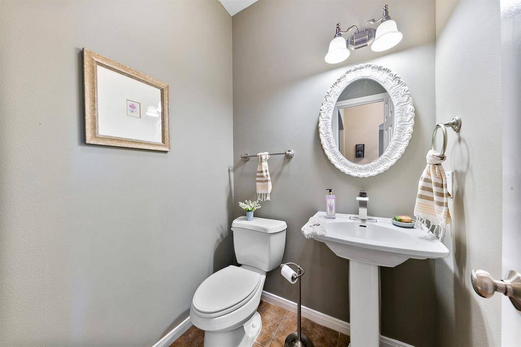 Roomy half bath for the guests.