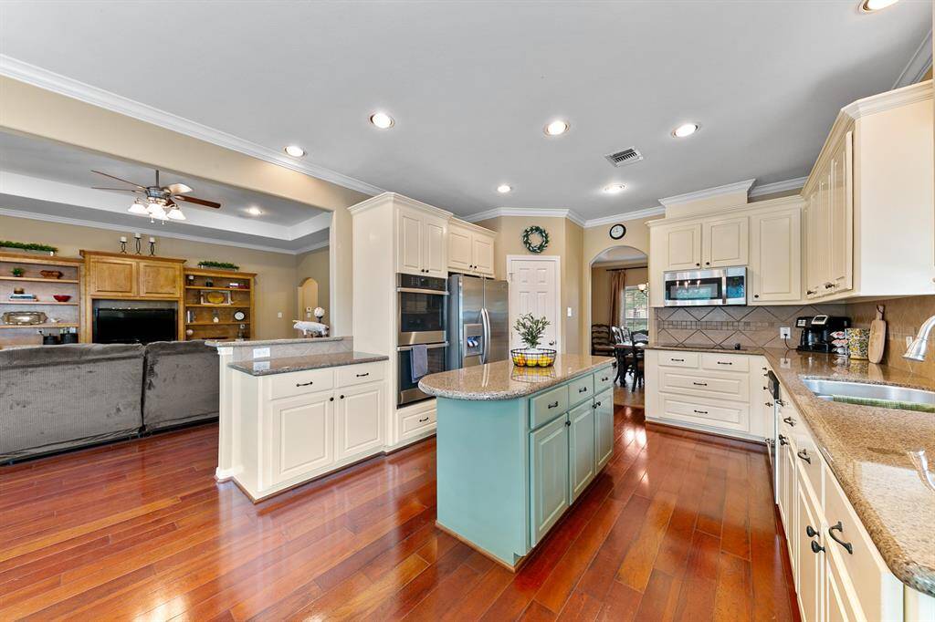 Dining room flows into the roomy kitchen.