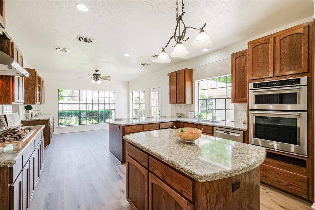 The large kitchen and family dining area was completely refurbished in 2016 with a fresh layout, new cabinetry and counters and updated appliances.