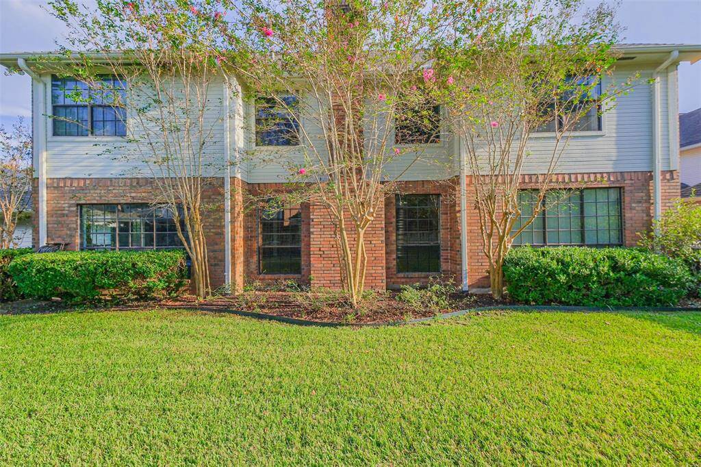 The symmetry of the home can also be viewed on the rear side.