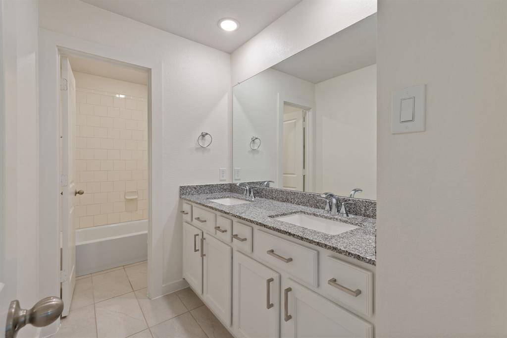 Full bathroom w/ dual sinks upstairs