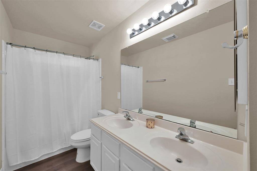 Spacious secondary bathroom