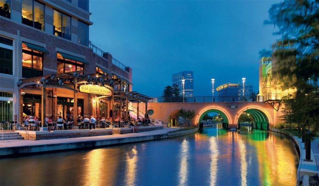 Enjoy the exclusive Woodlands lifestyle, with premier access to shopping, dining, and entertainment just steps away.