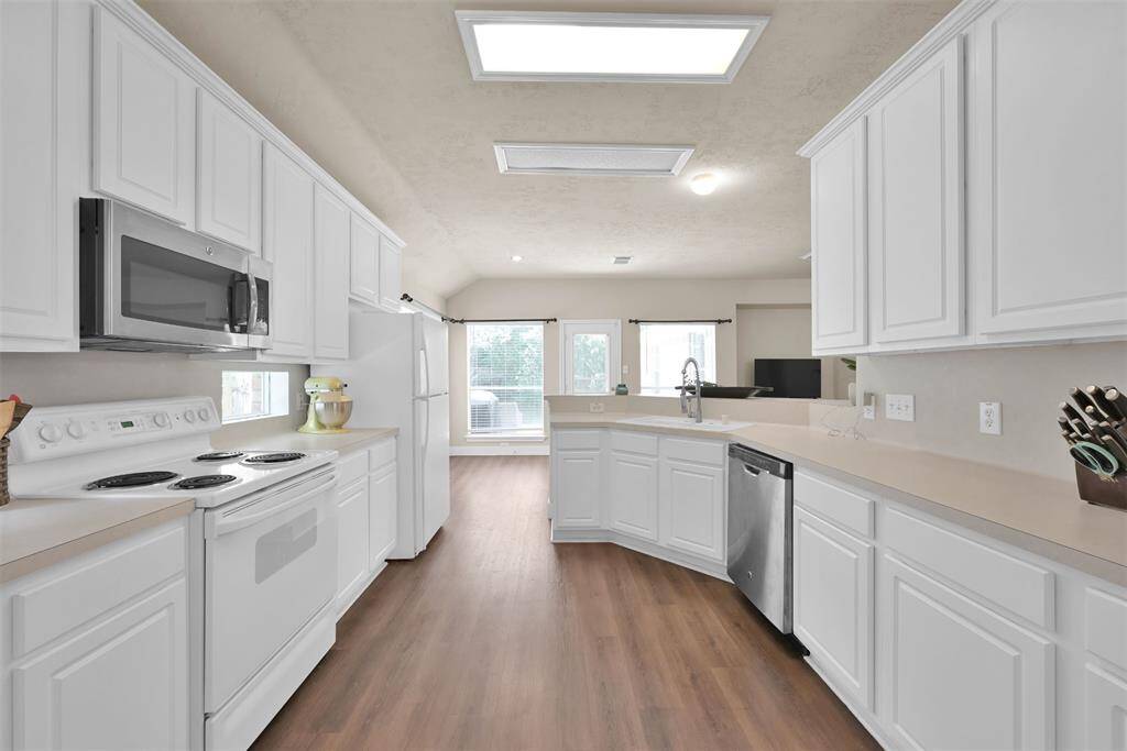 42" cabinets open kitchen, tons of counter space